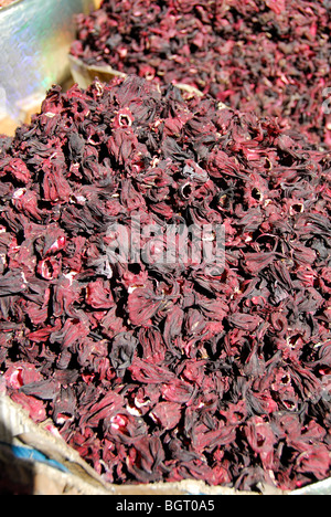 Assouan, Egypte. Marché d'Assouan. Fleurs d'hibiscus séchées, utilisées pour faire 'karkady ' (hibiscus tea). Banque D'Images