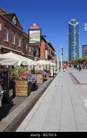 Portsmouth Gunwharf Quays, au bord du canal, Banque D'Images