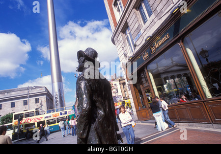 Statue de James Joyce en face de Café Restaurant de Kylemore, Monument Le Spire, City-Tours, Dublin, Irlande Banque D'Images
