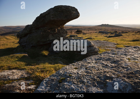 Les rochers de granit sur la commune vue vers Whitchurch et Heckwood Tor, Dartmoor. Banque D'Images