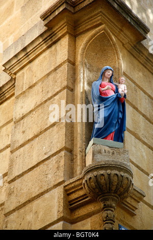 Statue sur un coin de rue dans le Vieil Aix le vieux quartier d'Aix en Provence, Bouches du Rhône, Provence, France. Banque D'Images