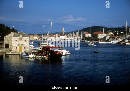 Voir dans le port de Stari Grad avec ville en arrière-plan Banque D'Images