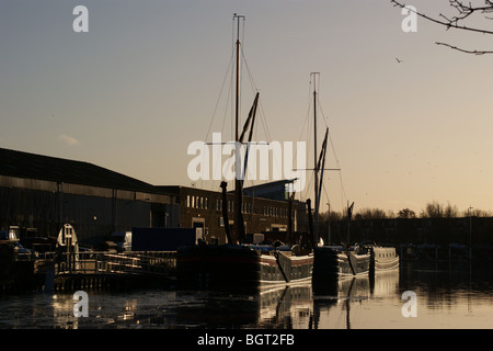 Thames Barges à leur mouillage d'hiver au coucher du soleil sur la rivière Lea, Tottenham, Londres, Angleterre Banque D'Images