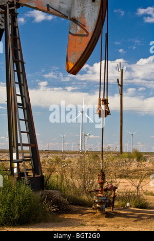 Vieille énergie est toujours tiré de la terre, tandis que les nouvelles énergie du vent est exploité dans l'ouest du Texas. Banque D'Images