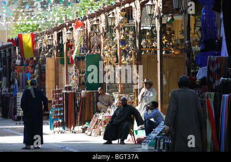 Assouan, Egypte. Boutiques et étals de Aswan bazaar. Banque D'Images