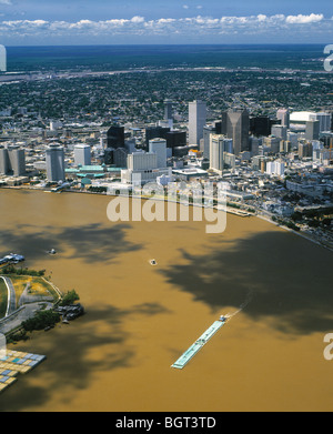 Vue aérienne au-dessus du fleuve Mississippi barge la Nouvelle Orléans en Louisiane Banque D'Images