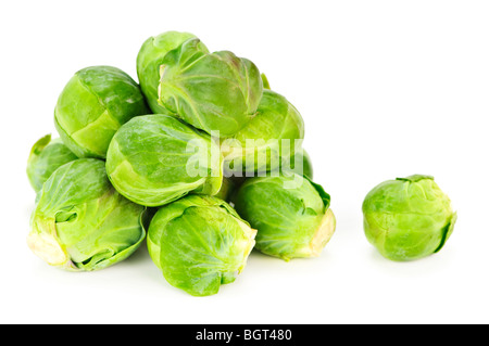 Tas de choux de bruxelles vert isolé sur fond blanc Banque D'Images