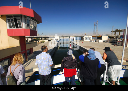 ESNA, ÉGYPTE. Les passagers d'un bateau croisière sur le Nil en passant par l'écluse à Esna. Banque D'Images