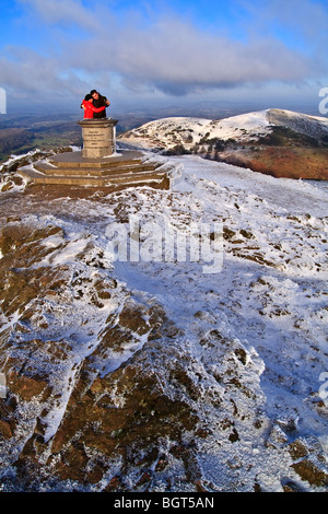 Young Caucasian Couple à l'Toposcope sur le Worcestershire Beacon, collines de Malvern, Worcestershire, Angleterre en hiver Banque D'Images