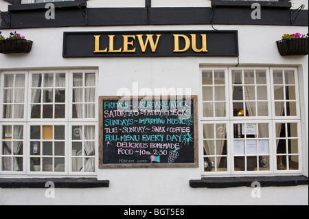 Extérieur de Llew du pub avec tableau à l'extérieur à Abergavenny Monmouthshire South Wales UK Banque D'Images