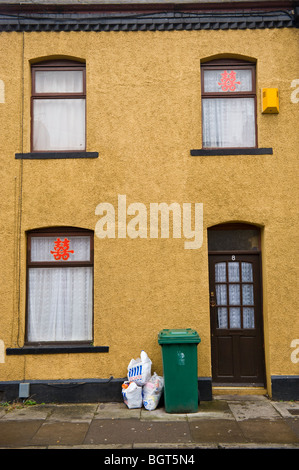 Maison mitoyenne avec des caractères rouges chinois dans windows à Newport South Wales UK Banque D'Images