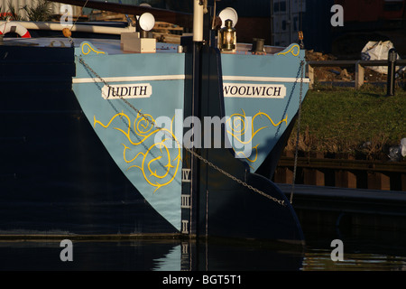 Stern de Thames Barge 'Judith' au coucher du soleil sur la rivière Lea, Tottenham, Londres, Angleterre Banque D'Images