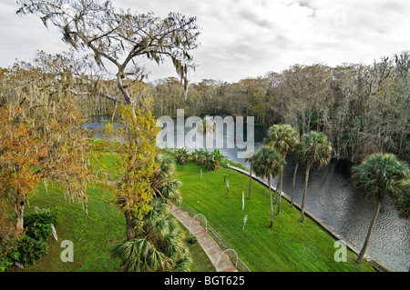 Vue sur la rivière d'argent et les jardins de Leuchtturm Ride Silver Springs Florida Banque D'Images