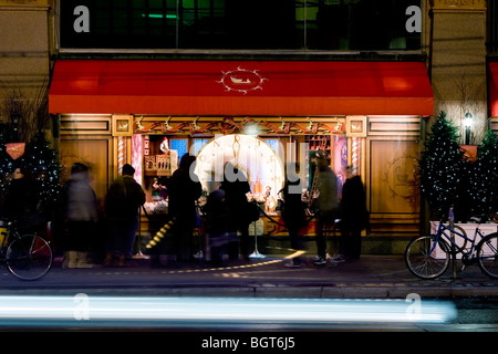 La veille de Noël, 'The Bay' department store, le centre-ville de Toronto, Canada Banque D'Images