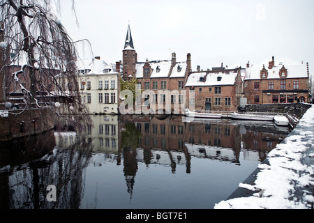 Canal en hiver, Bruges, Belgique Banque D'Images