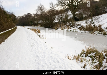 Canal et chemin de halage couvert de glace et de neige sur le Canal de Monmouthshire et Brecon à Newport South Wales UK Banque D'Images