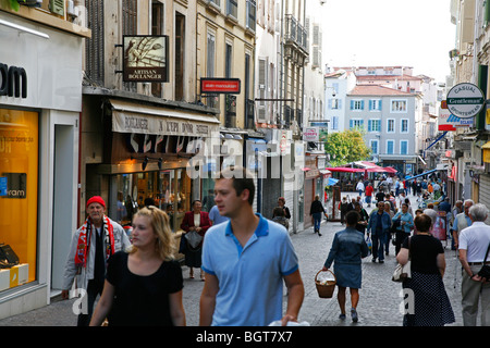 Vieil Antibes, scène de rue dans la vieille ville, Antibes, Alpes Maritimes, Provence, France. Banque D'Images