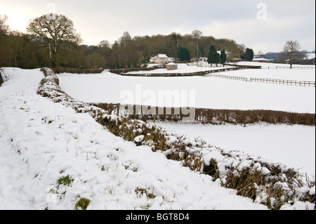 Vue sur les terres agricoles couvertes de neige à Newport South Wales UK Banque D'Images