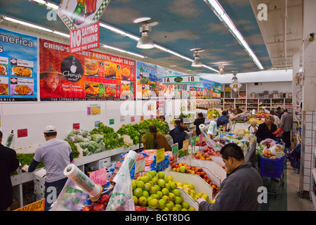 Section des fruits dans Patel Frères Épicerie à Jackson Heights, Queens, New York Banque D'Images