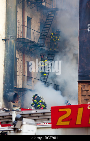 Service d'incendie NYFD éteindre un incendie à Midtown Manhattan, New York City Banque D'Images