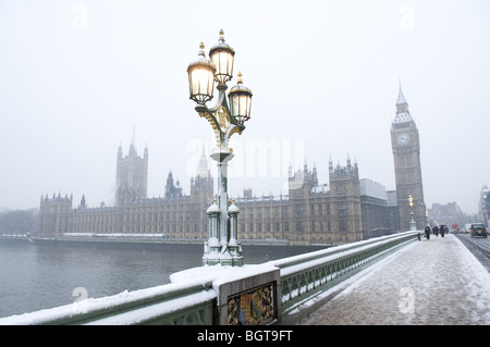 Le pont de Westminster, du Parlement et de Big Ben dans la neige Banque D'Images