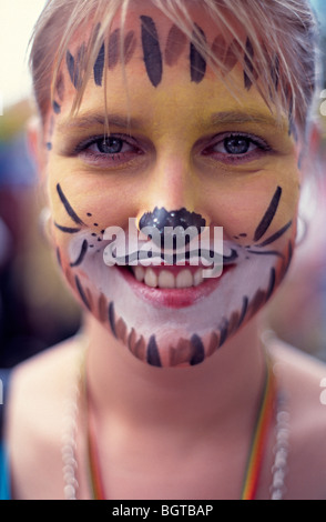 Portrait de filles blanches avec un visage peint comme un chat à nottinghill carnival london Banque D'Images