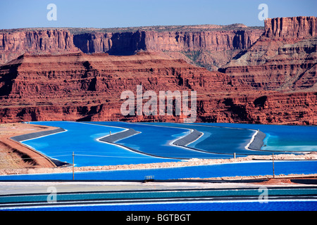 Sur le bight blue Cane Creek Mine de potasse l'évaporation de l'eau des étangs situés près de Moab, Utah, USA Banque D'Images