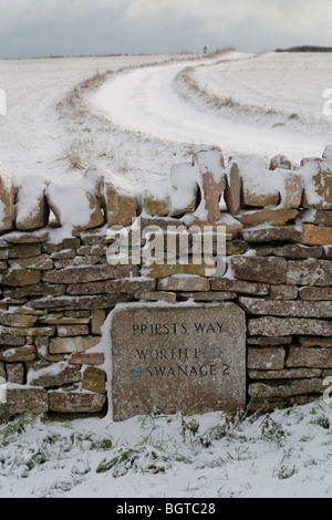 La piste couverte de neige au large de la façon dont les prêtres, Dorset, UK, Purbeck Banque D'Images