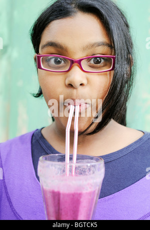 Girl wearing lunettes roses rose, un verre de smoothie, Cape Town, Western Cape , Afrique du Sud Banque D'Images