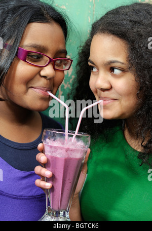 Partage des adolescentes smoothie, Cape Town, Western Cape , Afrique du Sud Banque D'Images