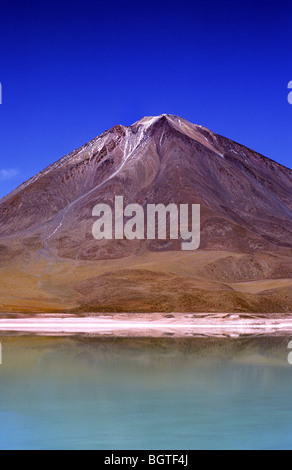 Laguna Verde et le volcan Licancabur (5916 m). Reserva Nacional Eduardo Avaroa, en Bolivie. Banque D'Images