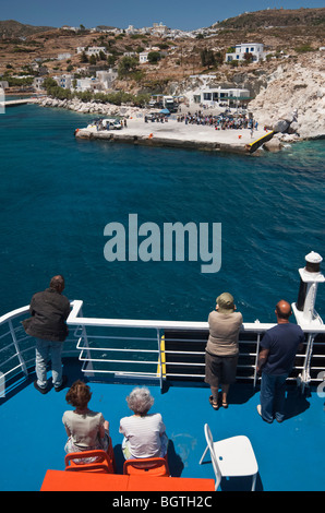 Les gens sur un ferry arrivant à port, l'île de Kimolos Psathi, Grèce Banque D'Images