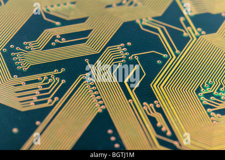 Vieux vert carte à circuits imprimés, les chemins d'or Banque D'Images