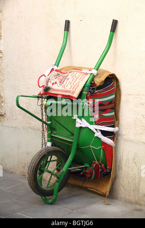 Une brouette de porter, cadenassé et appuyé contre le mur de Souq Waqif, Doha, Qatar, pendant la pause de l'après-midi. Banque D'Images