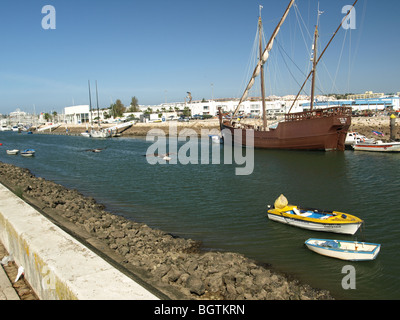 Lagos Portugal canal pour le port de pêche de petits bateaux dans canal grand bateau en bois mi-journée ensoleillée reproduction Banque D'Images