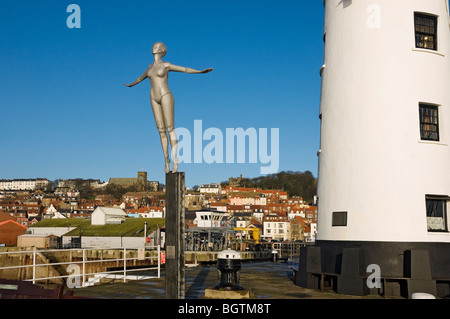 Figure de la sculpture Diving Belle à côté du phare de Scarborough North Yorkshire Angleterre Royaume-Uni GB Grande-Bretagne Banque D'Images