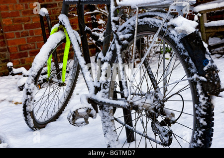 Gros plan sur un vélo couvert de neige, à l'arrêt En hiver York North Yorkshire Angleterre Royaume-Uni GB Grande-Bretagne Banque D'Images