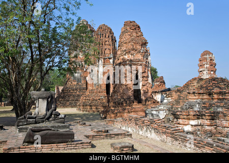Statue du Bouddha sans tête et stupas. Wat Mahathat. Parc historique d'Ayutthaya. Thaïlande Banque D'Images