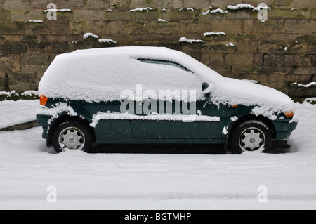 Volkswagen Polo voiture garée dans la neige, UK Banque D'Images