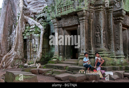 Les garçons qui vend des souvenirs de Ta Prohm à Angkor Wat, au Cambodge Banque D'Images