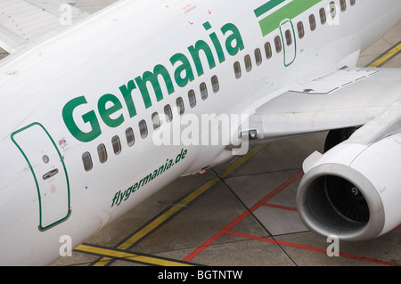 Boeing 737 avion de Germania de passagers, l'aéroport international de Düsseldorf, Allemagne. Banque D'Images