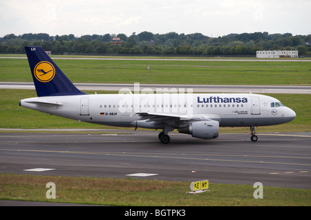 Lufthansa A319-100 Airbus, l'aéroport international de Düsseldorf, Allemagne. Banque D'Images