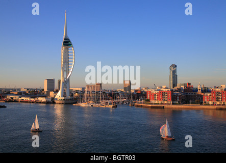 La tour Spinnaker et une partie du port de Portsmouth et le bord de l'eau dans la lumière du soir. Hampshire, Angleterre. Banque D'Images