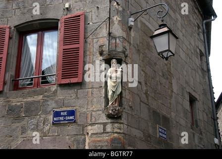 Village de Besse en Chandesse. L'Auvergne. La France. Banque D'Images