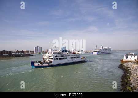 Ferries à l'entrée du port de Portsmouth, en Angleterre. Banque D'Images