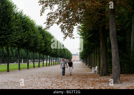 Quelques promenades le long d'un chemin dans le jardin du 17e siècle Schloss (château de Schwetzingen en Allemagne). Banque D'Images