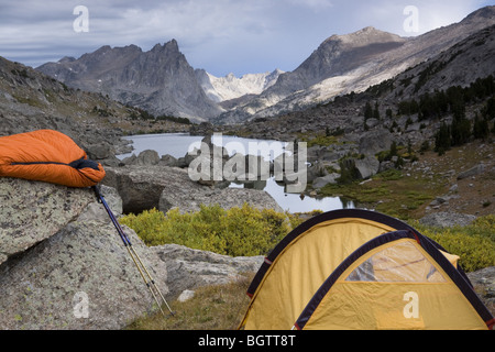 Camping en nature sauvage. Tente et sac de couchage donnant sur les montagnes. Banque D'Images