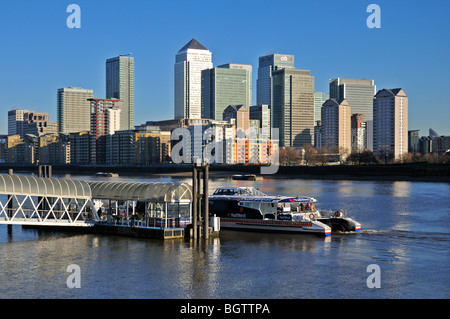 Thames Clipper riverboat au Groenland jetée quai avec vue sur Canary Wharf, London, United Kingdom Banque D'Images