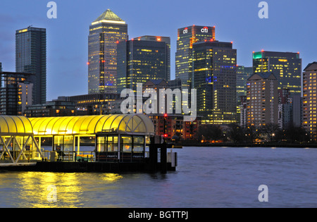 Donnant sur la jetée pier Groenland Canary Wharf, London SE16, Royaume-Uni Banque D'Images