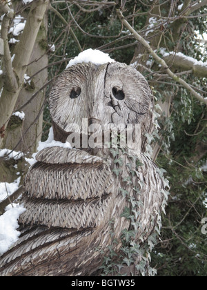 Owl creusée dans un arbre à la tronçonneuse artiste Tim Burgess Banque D'Images